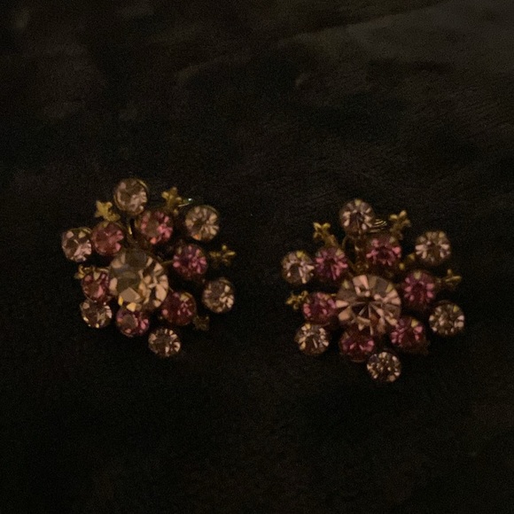 Vintage pink rhinestone and gold toned flower 🌸 clip on earrings - Picture 3 of 11